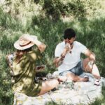 Veronika Arichteva Instagram - Kde je ta doba, kdy jsem cestou na představení do sebe natlačila krokodýla a cestou zpátky sojovej suk. Já si svačiny do práce fakt dělat neumim. Baví mě to tak tejden a pak už zase čučim do těch regálů. Jako, zaplať pán bůh nebo spíš zaplať Shell Cafe, že už máme při cestování na výběr i něco zdravějšího. Jejich Poke misky s quionou, hummusem, batátou nebo falafelem a různou zeleninou je moje záchrana. A ještě je to fakt dobrý. A to nepíšu jenom proto, že Shell “zaplať mi”. Hrozně mě to překvapilo. I to, jak je to čerstvý. Dobrá zpráva, i na pikniknu to udělá velkou parádu. Vyzkoušeno. #spoluprace #CerpaciStaniceShell #Shellka #ShellCafe #VyplatiSeZastavit