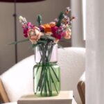 Veronika Arichteva Instagram - Květiny LEGO aneb Jak se proskládat dvěma dny v únoru. Bála jsem se, že tuhle spolupráci budu tvořit po nocích třeba měsíc, ale tak mě to chytlo, že jsem nedělala nic jinýho, než si od rána do noci skládala designovou dekoraci do vily, co neuschne. To je tak skvělý! A tak hezký. Nemohla sem přestat. Klidně bych složila celej záhon. Lukovi, ač nerada, jsem musela svěřit stonky. Ježiš, to byl klid doma. Mohl by s tím na mistrovství. Mám tu 2 krabice LEGO “BOTANICAL COLLECTION” a chci je někomu věnovat, ať se taky zrelaxuje. Takže vyhlašuju SOUTĚŽ : 1. LAJKNI TENHLE PŘÍSPĚVEK 2. OZNAČ DO KOMENTÁŘE NĚKOHO, komu by taková kytka z lásky, která vydrží navždycky, udělala radost (Můžeš dát i víc komentářů a tím pádem označit víc lidí) 18.2. vylosuju 2 VÝHERCE #lego #LegoFlowers #DarujLasku #spoluprace #legobotanicalcollection #designinterier #design DOSOUTĚŽENO