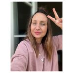 Veronika Arichteva Instagram – Hlásim, že se tady zase hlásim. 

Nahodila sem rtěnku (až k nosu) , drdol na Arichtevu, dietu a s kratšim střevem zase funguju. 

Děkuju panu doktorovi Martinu Šnajdaufovi a jeho operačnímu týmu, že se o mně na 1. máje tak hezky postarali. 
Byla jsem takový půlnoční překvapení. 

Pro mě zas bylo překvapením, jak pan doktor ctí plavkovou sezónu a ty díry mi schoval do jizvy po císaři. Majstrštyk. 
Moje letní fotky skáčou radostí. 

Děkuju i všem sestřičkám, že mi neúnavně a ochotně přidávaly analgetika do kapačky. 
Jako zlatej císař a vyplavený oxytociny. Možná mi měly ten apendix zabalit do zavinovačky. 

Zdravim do @fnmotol a doufám, že se dlouho zas neuvidíme. 

Zdarec