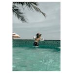Veronika Arichteva Instagram - Starý zanzibarský přísloví praví : “Když máš sebou padesátku tak jí používej, ty evropská brblo!” Chytla sem tu klasickou mateřskou trikoloru. Zepředu mistrovství, zezadu směs rudý a bílý podle toho, kde se pohybuje moje dítě. A že se pohybuje hlavně ve vodě. Ps pro babičky : Luka je nespálen. @tulia_zanzibar
