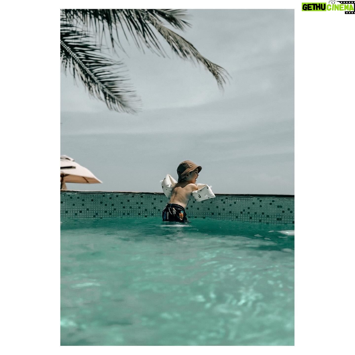 Veronika Arichteva Instagram - Starý zanzibarský přísloví praví : “Když máš sebou padesátku tak jí používej, ty evropská brblo!” Chytla sem tu klasickou mateřskou trikoloru. Zepředu mistrovství, zezadu směs rudý a bílý podle toho, kde se pohybuje moje dítě. A že se pohybuje hlavně ve vodě. Ps pro babičky : Luka je nespálen. @tulia_zanzibar
