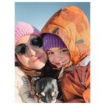 Veronika Arichteva Instagram - Lukova slovní zásoba se obohatila o slova BLBEJ. Všechno a všichni teď dostáváme tohle přirovnání. Dneska za to použití, ale dostal zmrzku : “Maminko, miluju tě, jsi moc hezká a nejsi ani blbá.” 😀🤍 Nedá se než souhlasit,synu.