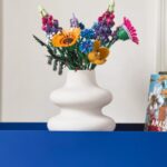 Veronika Arichteva Instagram - Květiny LEGO aneb Jak se proskládat dvěma dny v únoru. Bála jsem se, že tuhle spolupráci budu tvořit po nocích třeba měsíc, ale tak mě to chytlo, že jsem nedělala nic jinýho, než si od rána do noci skládala designovou dekoraci do vily, co neuschne. To je tak skvělý! A tak hezký. Nemohla sem přestat. Klidně bych složila celej záhon. Lukovi, ač nerada, jsem musela svěřit stonky. Ježiš, to byl klid doma. Mohl by s tím na mistrovství. Mám tu 2 krabice LEGO “BOTANICAL COLLECTION” a chci je někomu věnovat, ať se taky zrelaxuje. Takže vyhlašuju SOUTĚŽ : 1. LAJKNI TENHLE PŘÍSPĚVEK 2. OZNAČ DO KOMENTÁŘE NĚKOHO, komu by taková kytka z lásky, která vydrží navždycky, udělala radost (Můžeš dát i víc komentářů a tím pádem označit víc lidí) 18.2. vylosuju 2 VÝHERCE #lego #LegoFlowers #DarujLasku #spoluprace #legobotanicalcollection #designinterier #design DOSOUTĚŽENO