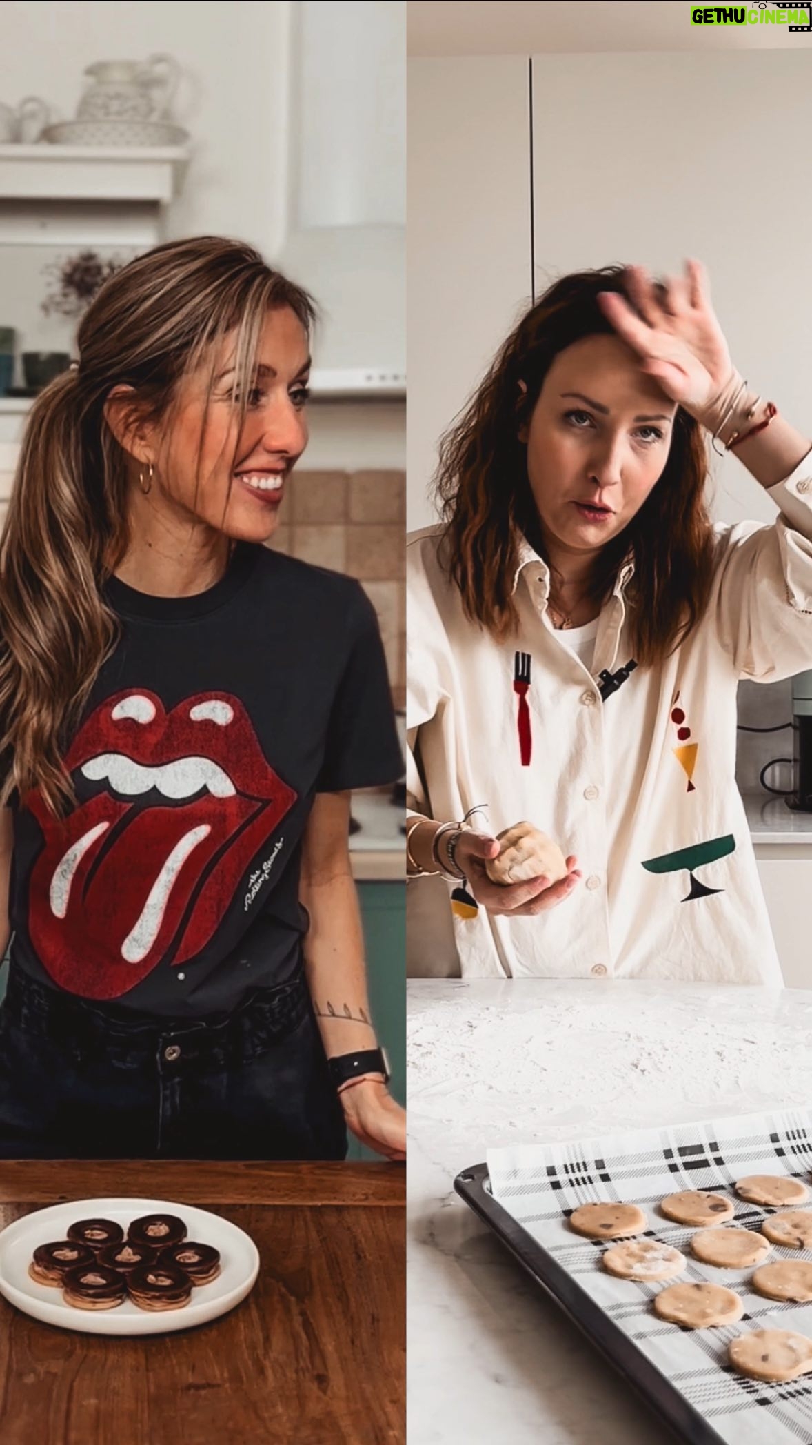 Veronika Arichteva Instagram - Holky Arichtevy letos zase pekly. Jedna vymyslela skvělej upgrade na linecký kolečka a ta druhá to kupodivu dokázala upéct a sníst ještě ten večer. Zítra je 1. adventní neděle, tak si s náma pojď udělat vánoční cukroví z Kofily. Je to strašně dobrý, plný čokolády a kávový příchutě. Na Kofilový linecký podle @peknevypecenyblog budeš potřebovat : Ingredience - na 35 koleček Na těsto 260 g hladké mouky 160-170 g másla 80 g cukru moučka 2 žloutky špetka soli 1/2 nahrubo nastrouhané Kofily - předem zmražené Na krém 225 ml smetany ke šlehání 33% 8 ks Kofily original Na polevu 3x Kofila 20 g 70% čokolády 40-50 g másla Postup Z ingrediencí vypracovat hladké těsto, nechat odpočinout v lednici aspoň dvě hodiny. Horkovzdušnou troubu předehřát na 170 st. Těsto vyválet na moukou posypané ploše a vykrajovat kolečka, polovině koleček vykrojit středy. Péct 8-10 minut. Krém připravit den předem! Svařit smetanu a nalámat do ní Kofily, až je Kofila rozpuštěná, přelít přes sítko. Po vystydnutí uzavřít a nechat odpočívat v chladu aspoň 12 hodin. Na druhý den metličkami vyšlehat, vznikne pevný krém. Kolečka bez středu namáčet v Kofile, rozpuštěné ve vodní lázni společně s máslem a čokoládou. Celá kolečka zdobím krémem, který jsem naplněným v cukrářském sáčku s zdobnou špičkou. Poté už jen spojit horním dílem... Uchovávat v lednici! S mojí švagrovou Luckou a @kofila_czsk ti vinšujem úspěšný pečení, uspokojený chutě a hlavně krásnej advent. #spoluprace #kofila #kofilavanoce #kofila100let ✂️ @andras_editor