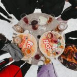 Veronika Arichteva Instagram - Takovej poklidnej konec roku. Silvestra jsme si klasicky udělali už včera. 😅 Tak vše nej do 2024 Hlavně zdraví a funkční klouby @oddechkrkonose @emkaprague @biser.a.arichtev @josef_vareka