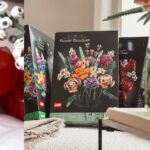 Veronika Arichteva Instagram - Květiny LEGO aneb Jak se proskládat dvěma dny v únoru. Bála jsem se, že tuhle spolupráci budu tvořit po nocích třeba měsíc, ale tak mě to chytlo, že jsem nedělala nic jinýho, než si od rána do noci skládala designovou dekoraci do vily, co neuschne. To je tak skvělý! A tak hezký. Nemohla sem přestat. Klidně bych složila celej záhon. Lukovi, ač nerada, jsem musela svěřit stonky. Ježiš, to byl klid doma. Mohl by s tím na mistrovství. Mám tu 2 krabice LEGO “BOTANICAL COLLECTION” a chci je někomu věnovat, ať se taky zrelaxuje. Takže vyhlašuju SOUTĚŽ : 1. LAJKNI TENHLE PŘÍSPĚVEK 2. OZNAČ DO KOMENTÁŘE NĚKOHO, komu by taková kytka z lásky, která vydrží navždycky, udělala radost (Můžeš dát i víc komentářů a tím pádem označit víc lidí) 18.2. vylosuju 2 VÝHERCE #lego #LegoFlowers #DarujLasku #spoluprace #legobotanicalcollection #designinterier #design DOSOUTĚŽENO