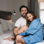 Veronika Arichteva Instagram - Děkujem @lidovky a @janzatorsky že jsme si mohli s manželem chvíli pohovět v posteli bez syna. Rozhovor o našem rodičovství, filmařským manželství a snech je od rána v trafikách. @biser.a.arichtev