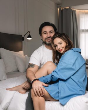 Veronika Arichteva Instagram - Děkujem @lidovky a @janzatorsky že jsme si mohli s manželem chvíli pohovět v posteli bez syna. 

Rozhovor o našem rodičovství, filmařským manželství a snech je od rána v trafikách. 

@biser.a.arichtev