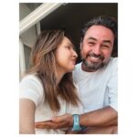 Veronika Arichteva Instagram - Chtěla jsem narozeninovou fotku. “Bisi, já jsem stará.” “No, to jsi.” Takže uff. Až mě jednou začne ujišťovat, že nejsem, tak to teprv bude číslo. 38 vítej! Hodlám si tě užít. #bday