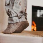 Veronika Arichteva Instagram - Ještě hezčí než v mejch představách… Ten vánoční čas v našem DOMA. Přesně kvůli tomuhle jsem chtěla krb. Velkej krb. Aby tam byly punčochy a živá girlanda, svíčky, prostě všechny ty krásný vánoční kýče. Tak a teď shánět dárky, dopi*e . Krb máme od @krby.style Za girlandu děkuju nejšikovnější @zuzana_iconioo