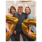 Veronika Arichteva Instagram - Táta měl o víkendu večírek. Po 70. sfoukával svíčku na dortu. Naučil mě lásce k filmu, horám a zvířatům, dochvilnosti, pokoře, abych dycky stála nohama na zemi, abych se nikdy nevzdávala. Že bez práce nejsou koláče. I to, že spolu všechno zvládnem. Ale hlavně to, že rodina je to nejvíc, co můžu v životě mít. ❤️ Všechno nejlepší tatínku! Máme tě děsně rádi.