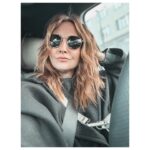 Veronika Arichteva Instagram - To říkám furt, že @michaela.drbohlavova je nejlepší čáryfuk na vlasy. Už několik let jí překecávám, že chci bejt světlejší a světlejší. Jde na to pomalu no. 😀 Pár odstínů dolů ještě zvládnu, Míšo. ❤️ Než se leknu a fláknem tam zas zrzavou. Ps: Ty vlny dělá žehličkou na vlasy. Až se mi to jednou taky povede, tak zdokumentuju.