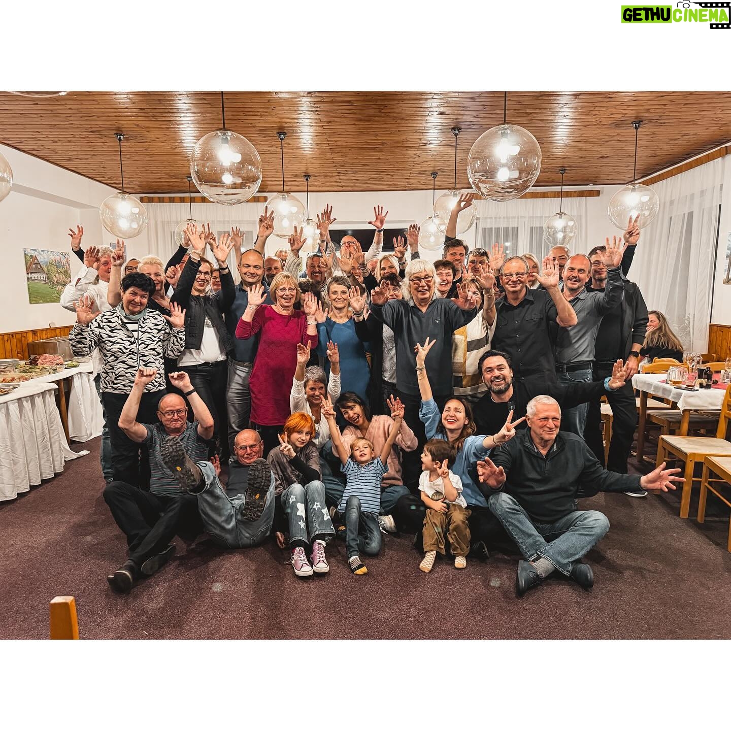 Veronika Arichteva Instagram - Táta měl o víkendu večírek. Po 70. sfoukával svíčku na dortu. Naučil mě lásce k filmu, horám a zvířatům, dochvilnosti, pokoře, abych dycky stála nohama na zemi, abych se nikdy nevzdávala. Že bez práce nejsou koláče. I to, že spolu všechno zvládnem. Ale hlavně to, že rodina je to nejvíc, co můžu v životě mít. ❤️ Všechno nejlepší tatínku! Máme tě děsně rádi.