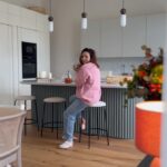 Veronika Arichteva Instagram - K U CH Y Ň “Do oken se opřelo slunce. Vánek si lehce pohrává se záclonou. Je po poledni a celou místností ještě voní káva. Obvykle tady celá rodina snídá, hostí přátele, vaří a tráví společný čas. Pořád se tady něco děje…” Tohle jsou první řádky v projektu od @ti_architekti na rekonstrukci vily, kterej jsme dostali do rukou před 2 a půl lety. Kuchyň je přesně taková, jak nám jí navrhla @anna.holesovska Nic jsme nechtěli měnit. Trefila se přesně. Je světlá, prostorná, funkční, vejde se do ní všechno i to, co není potřeba. Oválnej ostrůvek je něco, co by mě nenapadlo a zamilovala sem se do něj už na papíře. Původně jsme na něj řešili vyřezávaný obložení ze dřeva, ale pak Anna dostala další skvělej nápad, daleko levnější a to obložit ho dekorativním fitwallem od @porcelanosa_cz Jediný, co se nevědělo, jak moc jde tenhle materiál podobnej Krionu ohnout. A jde krásně. Je to lehký, snadný na instalaci a hlavně nehořlavý. Což se může hodit, až budu mít pánvičku v ruce já. Tohle je kolekce Willow, která imituje tkaninu. “…...Jéé, koláč! Dáte si koláč? Už bude!“ Kuchyň na míru : @woodocraft #kitchen #kitchendesign #homesweethome #design #designdeinteriores #kitchenideas #renovation #newhouse #homedecoration #spoluprace
