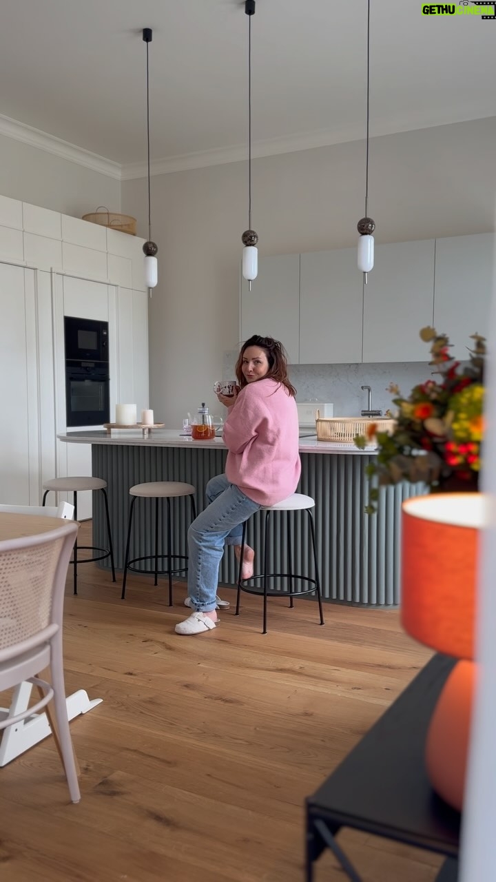 Veronika Arichteva Instagram - K U CH Y Ň “Do oken se opřelo slunce. Vánek si lehce pohrává se záclonou. Je po poledni a celou místností ještě voní káva. Obvykle tady celá rodina snídá, hostí přátele, vaří a tráví společný čas. Pořád se tady něco děje…” Tohle jsou první řádky v projektu od @ti_architekti na rekonstrukci vily, kterej jsme dostali do rukou před 2 a půl lety. Kuchyň je přesně taková, jak nám jí navrhla @anna.holesovska Nic jsme nechtěli měnit. Trefila se přesně. Je světlá, prostorná, funkční, vejde se do ní všechno i to, co není potřeba. Oválnej ostrůvek je něco, co by mě nenapadlo a zamilovala sem se do něj už na papíře. Původně jsme na něj řešili vyřezávaný obložení ze dřeva, ale pak Anna dostala další skvělej nápad, daleko levnější a to obložit ho dekorativním fitwallem od @porcelanosa_cz Jediný, co se nevědělo, jak moc jde tenhle materiál podobnej Krionu ohnout. A jde krásně. Je to lehký, snadný na instalaci a hlavně nehořlavý. Což se může hodit, až budu mít pánvičku v ruce já. Tohle je kolekce Willow, která imituje tkaninu. “…...Jéé, koláč! Dáte si koláč? Už bude!“ Kuchyň na míru : @woodocraft #kitchen #kitchendesign #homesweethome #design #designdeinteriores #kitchenideas #renovation #newhouse #homedecoration #spoluprace