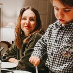 Veronika Arichteva Instagram - P R V N Í V Á N O C E V D O M E Č K U Mělo nás být o půlku víc, 14 hlav a pes. Ale nemoci nám to trochu zredukovali. Tak jsme udělali takový testovací zahřívací kolo a dobrá zpráva pro zbytek rodiny je, že Ježíšek lítá i sem. Příští rok už to bude full house. Bylo nám dobře. ❤️ Děkujeme rodině a Ježíškovi, celý dopoledne o Lukovi nevíme. Klidný svátky všem vinšujeme #vanoce @biser.a.arichtev @teosekxx