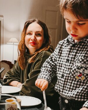 Veronika Arichteva Instagram - P R V N Í  V Á N O C E  V 
D O M E Č K U

Mělo nás být o půlku víc, 14 hlav a pes. 
Ale nemoci nám to trochu zredukovali. Tak jsme udělali takový testovací zahřívací kolo a dobrá zpráva pro zbytek rodiny je, že Ježíšek lítá i sem. 
Příští rok už to bude full house. 

Bylo nám dobře. ❤️
Děkujeme rodině a Ježíškovi, celý dopoledne o Lukovi nevíme. 

Klidný svátky všem vinšujeme

#vanoce

@biser.a.arichtev 
@teosekxx