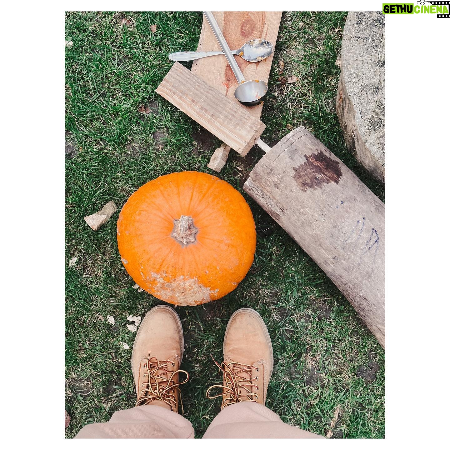 Veronika Arichteva Instagram - Jsem vyrobila. Obě. Home made. Šetrný k životnímu prostředí, bio produkce, s certifikací, jedna s přidaným cukrem. A na Dušičky budem vzpomínat a mávat prababičkám, pradědečkům a dědečkovi Atanasovi. 🧡