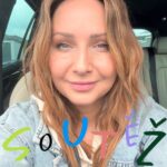 Veronika Arichteva Instagram - SOUTĚŽ O 2 LÍSTKY V HODNOTĚ 30.000,- NA EWU FARNOU Dobročinný koncert na podporu @dumronaldamcdonalda a plánovanou výstavbu DRUHÉHO DOMU RM v ČR “HUDBOU SPOLU” 29.5. 2024 proběhne v Praze unikátní, komorní koncert pro 200 lidí v legendárním Clubu Doupě, kam se běžně veřejnost nemá šanci dostat. A zbývá posledních pár lupenů. Já chci někomu z vás věnovat ty svoje 2. Jsem ráda, že nadace si vybrala skvělou @ewa_farna93 a její hosty @vojtech_dyk_official a @sofianmedjmedj Večerem provede moje milovaná @brzobohatadaniela Podmínky soutěže : 1. přispěj prosím nadaci symbolickým darem 300 korun na jejich účet na Daruj.cz : https://www.darujme.cz/projekt/1209492 2. Do komentáře pod tohle video můžeš napsat svojí podporu vážně nemocným dětem nebo jejich rodinám, kterým DRM pomáhá, aby mohly být spolu Bude tam boží jídlo od @jan_puncochar_chef , hodně pití, afterparty a hlavně dobrá nálada a hodně pomoci. POMOZTE SPOLU S NÁMI DALŠÍM RODINÁM S NEMOCNÝMI DĚTMI. ❤️ Děkuju DOSOUTĚŽENO