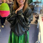 Veronika Arichteva Instagram - 🐰Velikonoce s Verunkou @veronikaarichtev 🥰 My máme takové štěstí, že ji máme! 🤩 Verča opět rozzářila celý Dům, s dětmi si hrála a tvořila celé odpoledne a dokonce přivezla i velikonoční nadílku, ze které si děti mohly za nasbíraná vajíčka vybrat, na co měly chuť. A že to byla nadílka! 🤤 Moc děkujeme našemu skvělému a dlouhodobému partnerovi @nestleczsk, které nás pravidelně zásobuje od snídaně až po večeři a tentokrát poslali čokoládové dobroty 🤩 A díky Verče se k nám připojil i @mix.it. 😍 Za pomoc s tvořením, schováváním vajíček, hlídáním a řáděním děkujeme skvělým dobrovolnicím medičkám z @ifmsa_cz_2lf. 🙌 A jak jsme si to s dětmi užili? No podívejte se sami 🫶 #velikonoce #drmcd #diy #tvoreni #abyrodinymohlybyspolu #spoluprace #nestleczsk #mixit #ifmsacz