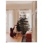 Veronika Arichteva Instagram - Bilance hotovýho stromu u Arichtevů Mínus 1 sobotní dopoledne Mínus 15 minut odpoledne s převěšováním o samotě. Mínus jenom 1 ozdoba (tu druhou Bisi slepil) Mínus 1 zásuvka Mínus 1 starej stojánek Ale plus 1 novej Mínus 1 hrst jehličí ze stromu Mínus 1 klasická hádka o směru dávání světýlek (dala jsem je tam sama, když všichni chrápali) Mínus 1 talíř cukroví k dotvoření vánoční atmosféry Ale 1 velký plus radosti, že je tahle položka po týdnu HOTOVÁ. Vánoce loading..