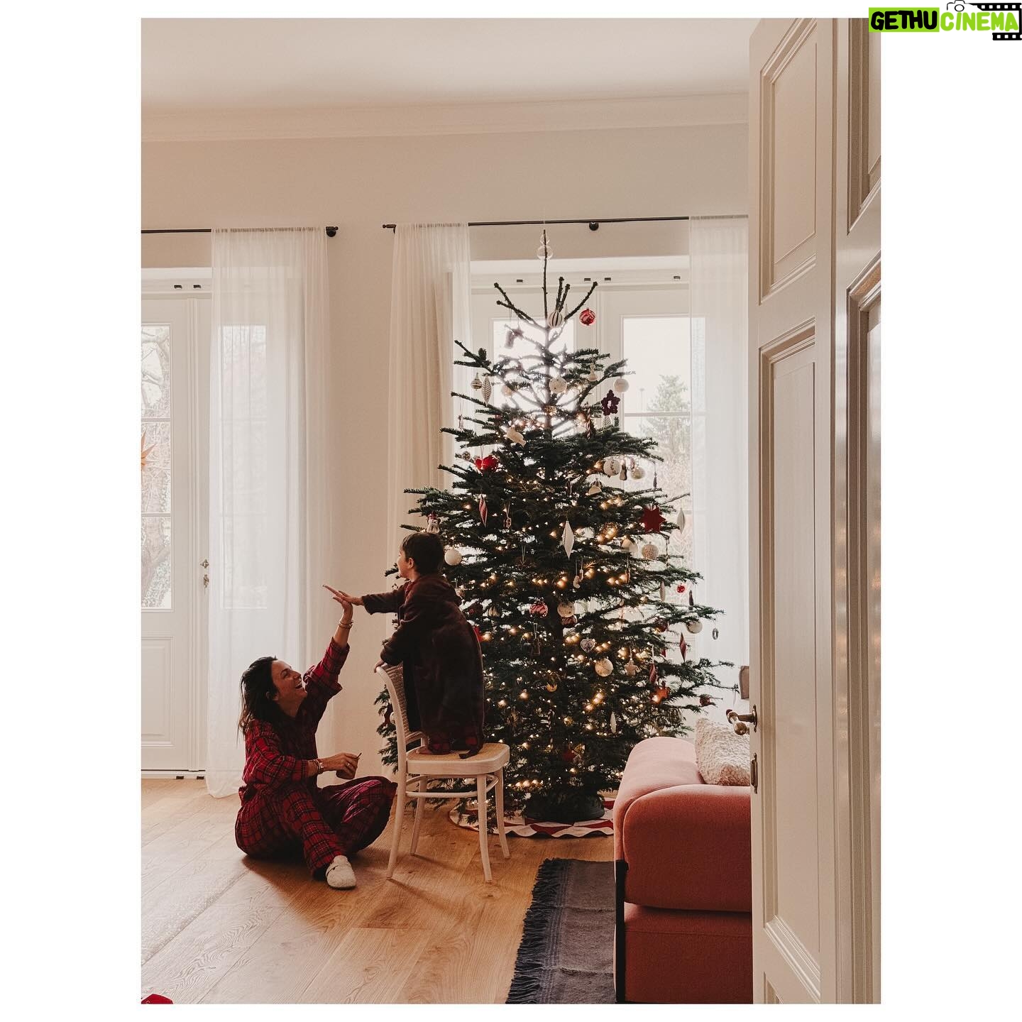 Veronika Arichteva - 27.4K Likes - Bilance hotovýho stromu u Arichtevů
Mínus 1 sobotní dopoledne
Mínus 15 minut odpoledne s převěšováním o samotě.
Mínus jenom 1 ozdoba (tu druhou Bisi slepil)
Mínus 1 zásuvka
Mínus 1 starej stojánek
Ale plus 1 novej
Mínus 1 hrst jehličí ze stromu
Mínus 1 klasická hádka o směru dávání světýlek (dala jsem je tam sama, když všichni chrápali)
Mínus 1 talíř cukroví k dotvoření vánoční atmosféry
Ale 1 velký plus radosti, že je tahle položka po týdnu HOTOVÁ.
Vánoce loading..