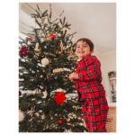 Veronika Arichteva Instagram - Bilance hotovýho stromu u Arichtevů Mínus 1 sobotní dopoledne Mínus 15 minut odpoledne s převěšováním o samotě. Mínus jenom 1 ozdoba (tu druhou Bisi slepil) Mínus 1 zásuvka Mínus 1 starej stojánek Ale plus 1 novej Mínus 1 hrst jehličí ze stromu Mínus 1 klasická hádka o směru dávání světýlek (dala jsem je tam sama, když všichni chrápali) Mínus 1 talíř cukroví k dotvoření vánoční atmosféry Ale 1 velký plus radosti, že je tahle položka po týdnu HOTOVÁ. Vánoce loading..