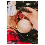Veronika Arichteva Instagram - Bilance hotovýho stromu u Arichtevů Mínus 1 sobotní dopoledne Mínus 15 minut odpoledne s převěšováním o samotě. Mínus jenom 1 ozdoba (tu druhou Bisi slepil) Mínus 1 zásuvka Mínus 1 starej stojánek Ale plus 1 novej Mínus 1 hrst jehličí ze stromu Mínus 1 klasická hádka o směru dávání světýlek (dala jsem je tam sama, když všichni chrápali) Mínus 1 talíř cukroví k dotvoření vánoční atmosféry Ale 1 velký plus radosti, že je tahle položka po týdnu HOTOVÁ. Vánoce loading..