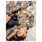 Veronika Arichteva Instagram - Tak buď se Luka nevypucoval po večeři nebo je Ebbina definitivně stará, jinak si tenhle spící tandem neumim vysvětlit. Dobrou noc teda.