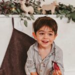 Veronika Arichteva Instagram - Ještě hezčí než v mejch představách… Ten vánoční čas v našem DOMA. Přesně kvůli tomuhle jsem chtěla krb. Velkej krb. Aby tam byly punčochy a živá girlanda, svíčky, prostě všechny ty krásný vánoční kýče. Tak a teď shánět dárky, dopi*e . Krb máme od @krby.style Za girlandu děkuju nejšikovnější @zuzana_iconioo
