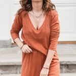Veronika Arichteva Instagram - První kousek z jarní kolekce 3v1 právě na skladě. PLETENINOVEJ KOMPLET Tos dobře vymyslela @martinapartlova Máme nově i prodloužený dýlky kalhot a topů pro čahounky. Je to takový testovací kolo, takže informuju, že jich fakt neni moc kusů. Na videu mám velikost m/l pro prcky. Se těšim až to vynesu i jinam než z obýváku na terasu. Třeba z obýváků do školky. PS: křiváky budou příští tejden