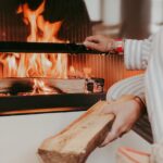 Veronika Arichteva Instagram - Ještě hezčí než v mejch představách… Ten vánoční čas v našem DOMA. Přesně kvůli tomuhle jsem chtěla krb. Velkej krb. Aby tam byly punčochy a živá girlanda, svíčky, prostě všechny ty krásný vánoční kýče. Tak a teď shánět dárky, dopi*e . Krb máme od @krby.style Za girlandu děkuju nejšikovnější @zuzana_iconioo