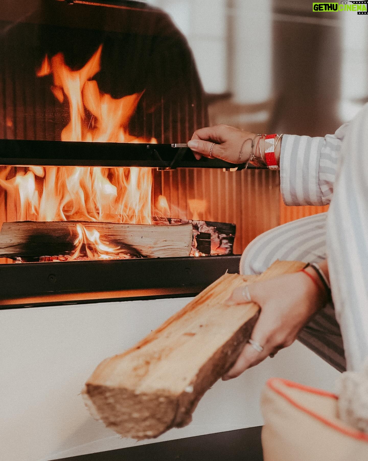Veronika Arichteva Instagram - Ještě hezčí než v mejch představách… Ten vánoční čas v našem DOMA. Přesně kvůli tomuhle jsem chtěla krb. Velkej krb. Aby tam byly punčochy a živá girlanda, svíčky, prostě všechny ty krásný vánoční kýče. Tak a teď shánět dárky, dopi*e . Krb máme od @krby.style Za girlandu děkuju nejšikovnější @zuzana_iconioo