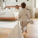 Veronika Arichteva Instagram - LOŽNICE Chtělo by se mi napsat ložnice rodičů, ale to dávno už neplatí. Nákej ten pátek si v ní funíme do obličeje všichni. Hlavně, že Luka od 3 měsíců spal ve svým pokojíčku. A rád. Já si za to poklepávala na ramena, jak jsme to jako hezky zvládli. 😀 Sundat ty mantinely a naučit ho kdysi chodit byla chyba. Chyba! Když začal spát u nás, tak jsem si počítala kolik okopanejch nocí jsme propásli. Hodně no. Ale i těch, kdy ho v noci chytnu za ruku, teda za nohu nebo ráno dostanu pusu místo zavolání. Ještě pár let to asi vydržim. A překvapivě víc než ráda. Ve spolupráci s Boconcept a Dorelan mám teď aktivní kód : VERONIKA15 na 14 dní (do 10.3.) na slevu 15% Úplně na všechno do ložnice. I třeba na ty boží polštáře s paměťovou pěnou SENSE, což je teda velkej gamechanger. Postel : @boconcept_czechia Matrace : @dorelanpraha Jako neveřila sem, že spát na fakt kvalitní matraci je takovej rozdíl od toho spát na jenom kvalitní matraci. Přísahám, že mě od listopadu ani jednou ráno nebolely záda. To má najednou úplně jinej smysl se jít večer vyspat. 🙏🏻 Vypínače: @katypaty_czsk Křeslo, koberec, lampa, noční stolky : @zarahome Komoda : @westwing.cz Lampičky : @kitchenettehome 🎥 @lukaskladnicek #spoluprace #bedroomdecor #bed #bedtime #bedroom #masterbedroom #bedtime #bedroominspo #minimalism #cinema #mood