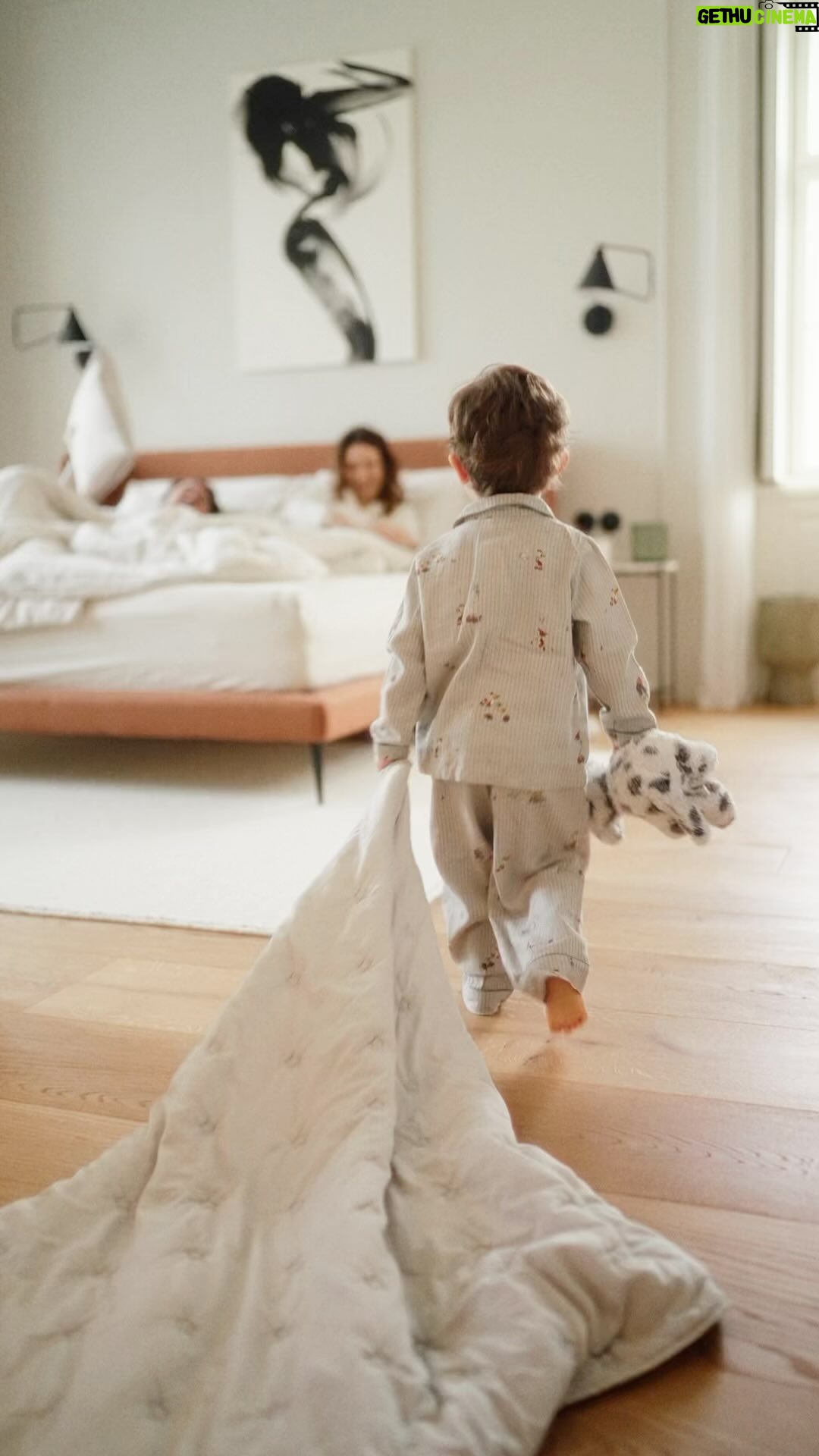 Veronika Arichteva Instagram - LOŽNICE Chtělo by se mi napsat ložnice rodičů, ale to dávno už neplatí. Nákej ten pátek si v ní funíme do obličeje všichni. Hlavně, že Luka od 3 měsíců spal ve svým pokojíčku. A rád. Já si za to poklepávala na ramena, jak jsme to jako hezky zvládli. 😀 Sundat ty mantinely a naučit ho kdysi chodit byla chyba. Chyba! Když začal spát u nás, tak jsem si počítala kolik okopanejch nocí jsme propásli. Hodně no. Ale i těch, kdy ho v noci chytnu za ruku, teda za nohu nebo ráno dostanu pusu místo zavolání. Ještě pár let to asi vydržim. A překvapivě víc než ráda. Ve spolupráci s Boconcept a Dorelan mám teď aktivní kód : VERONIKA15 na 14 dní (do 10.3.) na slevu 15% Úplně na všechno do ložnice. I třeba na ty boží polštáře s paměťovou pěnou SENSE, což je teda velkej gamechanger. Postel : @boconcept_czechia Matrace : @dorelanpraha Jako neveřila sem, že spát na fakt kvalitní matraci je takovej rozdíl od toho spát na jenom kvalitní matraci. Přísahám, že mě od listopadu ani jednou ráno nebolely záda. To má najednou úplně jinej smysl se jít večer vyspat. 🙏🏻 Vypínače: @katypaty_czsk Křeslo, koberec, lampa, noční stolky : @zarahome Komoda : @westwing.cz Lampičky : @kitchenettehome 🎥 @lukaskladnicek #spoluprace #bedroomdecor #bed #bedtime #bedroom #masterbedroom #bedtime #bedroominspo #minimalism #cinema #mood