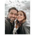 Veronika Arichteva Instagram - Viditelně stárnem no. Ale spolu! @biser.a.arichtev 🤍
