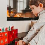 Veronika Arichteva Instagram - Ještě hezčí než v mejch představách… Ten vánoční čas v našem DOMA. Přesně kvůli tomuhle jsem chtěla krb. Velkej krb. Aby tam byly punčochy a živá girlanda, svíčky, prostě všechny ty krásný vánoční kýče. Tak a teď shánět dárky, dopi*e . Krb máme od @krby.style Za girlandu děkuju nejšikovnější @zuzana_iconioo