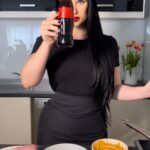 Veronika Danišová Instagram – ❤️‍🔥❤️‍🔥Toto je takzvaná 20 minutovka!❤️‍🔥❤️‍🔥Tak podťe do toho so mnou😜 btw cheddarová omáčka je skvelá aj k nachos a skvele sa hodí k vychladenej Coca-Cola😌

500g kuracích pŕs
150g panko strúhanky
100g hladkej múky 
2 vajcia
Soľ
Olej na smaženie 

Omáčka 

250-300 ml mlieka
40g masla
40g hladkej múky
200g cheddaru 
Soľ 

Prsia nakrájame na tučné nudle a pripravíme ich v trojobale, vajíčko poriadne osolíme. Následne ich smažíme v rozpálenom oleji cca 5 minút do zlata. Pripravíme si omáčku, rozpustíme maslo, na ňom opečieme múku a pri neustálom miešaní prilievame mlieko aby sme nemali žiadne hrudky. Následne pridávame nastrúhaný cheddar, osolíme a podávame. 

Omáčka chutí najlepšie horúca a podľa preferencie do nej pridajte chilli alebo muškátový oriešok.

 #receptnakuzlo #receipeformagic #cocacolaczsk