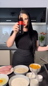 Veronika Danišová Instagram - ❤️‍🔥❤️‍🔥Toto je takzvaná 20 minutovka!❤️‍🔥❤️‍🔥Tak podťe do toho so mnou😜 btw cheddarová omáčka je skvelá aj k nachos a skvele sa hodí k vychladenej Coca-Cola😌 500g kuracích pŕs 150g panko strúhanky 100g hladkej múky 2 vajcia Soľ Olej na smaženie Omáčka 250-300 ml mlieka 40g masla 40g hladkej múky 200g cheddaru Soľ Prsia nakrájame na tučné nudle a pripravíme ich v trojobale, vajíčko poriadne osolíme. Následne ich smažíme v rozpálenom oleji cca 5 minút do zlata. Pripravíme si omáčku, rozpustíme maslo, na ňom opečieme múku a pri neustálom miešaní prilievame mlieko aby sme nemali žiadne hrudky. Následne pridávame nastrúhaný cheddar, osolíme a podávame. Omáčka chutí najlepšie horúca a podľa preferencie do nej pridajte chilli alebo muškátový oriešok.  #receptnakuzlo #receipeformagic #cocacolaczsk