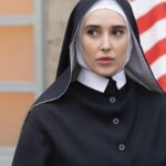 Veronika Danišová Instagram - ….prejsť ateliéry, vidieť kulisy, hercov, Kučeru, zažiť celý štáb v akcii a byť na chvíľu malinkou súčasťou krásnej výpravy @zlatalabutserial to bol fakt zážitok!!🦢❤️Už dnes 21:40 na TV Nova uvidíte ako to celé dopadne🙏🏼 Ďakujem @tvnovaofficial a @dramedycz za príležitosť🥰 #jeptiska #nebesky #tvnova #zlatalabut