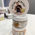 Veronika Danišová Instagram – Pečeme nebesky🎂🍰 tak sa nazýva moja kniha a PO NOVOM aj celá rada zdobení, obľúbených ochucovacích pást a náplní do praliniek😍 Pasty dokonalo ochutia krémy, korpusy, zmrzliny a iné🍡🍬výber je skoro nekonečný🍬🍡 
Mám veľkú radosť, že v spojení s @dortisimo si môžem plniť sny❤️ #nebesky #pecemenebesky #sladkaspolupraca