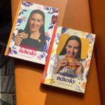Veronika Danišová Instagram – 2 roky, 2 knihy🫶🏻Už budúci týždeň prichádza na pulty NOVÁ #PecemeNebesky a je😍💥😍!!🎂📚