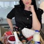 Veronika Danišová Instagram – Velikonoční svátky jsou za dveřmi, co tak překvapit návštěvu koledníků neobvyklým jarním dezertem? Baileys panna cottu zvládne každý😍😍😍
👇🏻Recept👇🏻

 300g Smetana 33%
 50g Třtinový cukr
 3 plátky želatina
 150g Baileys Deliciously Light

 *Kakaová země*

 100g Polohrubá mouka
 50g Máslo
 40g Cukr krupice
 1 PL Kakao

 *Zdobení*

 Malinové makronky
 Fialky
 Maliny

 Postup:

Želatinu zalijeme studenou vodou a necháme naboptnat. V rendlíku zahřejeme smetanu, Baileys Deliciously Light a smetanu, dokud to neprojde varem.  Za stálého míchání přidáme vymačkanou želatinu a mícháme dokud se ve směsi nerozpustí. Ihned naléváme do požadované skleničky. Pokud se chceme zbavit bublinek na povrchu, přejedeme ji lehce flamobovací pistolí. Necháme zachladit cca 5 hodin v chladničce. Kakaovou zemi si připravíme pouhým spojením všech surovin, máslo musí být v pokojové teplotě. Po spojení, zem přeneseme na plech s pečícím papírem a pečeme 10 minut na 200 stupňů. Po 5 minutách zem promícháme aby se pekla rovnoměrně. Necháme vychladit.  Následně panna cottu zdobíme podle chuti: makronkami, čerstvým ovocem, květy. 

Užívejte alkohol zodpovědně!🤞🏻🙌🏻 

#nebesky #PečemeSBaileys #Baileys_czech #Baileys #BaileysOriginal #BaileysDeliciouslyLight
#spoluprace
@baileys_czech