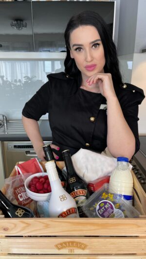Veronika Danišová Instagram - Velikonoční svátky jsou za dveřmi, co tak překvapit návštěvu koledníků neobvyklým jarním dezertem? Baileys panna cottu zvládne každý😍😍😍
👇🏻Recept👇🏻

 300g Smetana 33%
 50g Třtinový cukr
 3 plátky želatina
 150g Baileys Deliciously Light

 *Kakaová země*

 100g Polohrubá mouka
 50g Máslo
 40g Cukr krupice
 1 PL Kakao

 *Zdobení*

 Malinové makronky
 Fialky
 Maliny

 Postup:

Želatinu zalijeme studenou vodou a necháme naboptnat. V rendlíku zahřejeme smetanu, Baileys Deliciously Light a smetanu, dokud to neprojde varem.  Za stálého míchání přidáme vymačkanou želatinu a mícháme dokud se ve směsi nerozpustí. Ihned naléváme do požadované skleničky. Pokud se chceme zbavit bublinek na povrchu, přejedeme ji lehce flamobovací pistolí. Necháme zachladit cca 5 hodin v chladničce. Kakaovou zemi si připravíme pouhým spojením všech surovin, máslo musí být v pokojové teplotě. Po spojení, zem přeneseme na plech s pečícím papírem a pečeme 10 minut na 200 stupňů. Po 5 minutách zem promícháme aby se pekla rovnoměrně. Necháme vychladit.  Následně panna cottu zdobíme podle chuti: makronkami, čerstvým ovocem, květy. 

Užívejte alkohol zodpovědně!🤞🏻🙌🏻 

#nebesky #PečemeSBaileys #Baileys_czech #Baileys #BaileysOriginal #BaileysDeliciouslyLight
#spoluprace
@baileys_czech