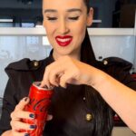 Veronika Danišová Instagram - Recept plný korenia, vôní a chutí. Možno vyzerá náročne no je to v podstate len marináda a rýchla omáčka k tomu!😜🤌🏻 Skúsite? #receptnakuzlo Mäso: 700 g vykostených kuracích stehien 3 lyžice gréckeho jogurtu 1 cesnak 2cm zázvoru šťava z 1⁄2 citróna 1 lyžica rímskej rasce 1 lyžica kurkumy 1 lyžica garam masala 1 lyžička mletého sušeného koriandra 2 lyžice trstinového cukru štipka sušeného chilli soľ Omáčka: 1 cibuľa 2 lyžice ghí 1 lyžička mletého kardamómu 2 bobkové listy 1 lyžica kurkumy 1 lyžička rímskej rasce 1 lyžica garam masaly 1 lyžička sušeného koriandra 1 celá škorica 3 lyžice paradajkového pretlaku 3 lyžice trstinového cukru 300 ml zeleninového vývaru 80g namočených kešu orechov vo vode 350 ml smotany 33% 30g masla soľ, korenie hrsť čerstvého koriandra V miske zmiešajte grécky jogurt, nastrúhaný zázvor a cesnak, citrónovú šťavu, rímsku rascu, kurkumu, garam masalu, sušený koriander, cukor, chilli a soli pridajte kuracie stehná premiešajte a nechajte v chladničke na 2 hodiny. Mäso vyberte z marinády, rozprestrite na plech vyložený papierom na pečenie a vložte do teplovzdušnej rúry predhriatej na 180 °C na 30 minút. Na omáčku nakrájajte cibuľu a na ghi ju opražte dosklovita, pridajte kardamóm, bobkový list a kurkumu, premiešajte, a akonáhle sa korenie rozvonia pridajte rímsku rascu a garam masalu. Následne pridajte cukor a paradajkový pretlak. Potom ihneď zalejte vývarom, pridajte kešu orechy a priveďte do varu. Odstavte, vyberte bobkové listy, škoricu a vymixujte dohladka tyčovým mixérom. Vložte do omáčky upečené mäso, prilejte smotanu, priveďte do varu a odstavte. Vmiešajte do omáčky studené maslo, ktoré ju zjemnia. Podávajte posypané čerstvým koriandrom a ryžou. #butterchicken #cocacola #spolupraca @cocacola @cocacolaczsk