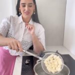 Veronika Danišová Instagram – Deň matiek je čoskoro tu (12.5) a s @mix.it sme opäť namiešali nový Mix pre maminky🌸 vytvorili sme s ním aj darčekový balíček, ktorý obsahuje lyo jahody, malinové crunchies a iné dobroty😘všetko nájdete na webe www.mixit.cz a u mňa nájdete recept na tieto tvarohové noky👩🏻‍🍳 Chcete? Dajte ❤️ do komentu #nebesky #mixit #denmatiek #ad