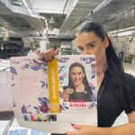 Veronika Danišová Instagram – Po roku tu stojím zas, s tým istým teamom, len o niečo sladšie. Pečeme nebesky je moja druhá, vysnívaná kniha. Tvorila sa pomaly a konštantne, jeden celý rok. Je vo mne toľko vďaky a pokory pred celým projektom, že to slová nemajú ako obsiahnuť. Dôležitý bude pocit, keď ju chytíte do rúk a vstúpite do sladkého sveta, ktorým vás prevediem od najjednoduchších múčnikov až po DORTY a Masterclass🎂😍 #pecemenebesky #nebesky #kniha #sevruga #masterclass #dorty #dort