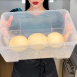 Veronika Danišová Instagram – 🍕Moja prvá PIZZA MARGHERITA🍕
 
Toto bola moja prvá domáca pizza v živote a bol to pre mňa absolútny #magicmoment Zistenie, že sa to dá no a hlavne to, že celá rodina bola z chuti nadšená. V spojení s Coca-Cola, čo viac?
 
🍕Množstvo na cesto (v recepte nižšie👇🏻) je rozpočítané tak aby vám z toho vyšli 3 stredné pizzy, verte mi, človeka to chytí a každý člen rodiny si zrazu bude chcieť pripraviť tú svoju. Skvelé je, že keď raz máte nahriatu rúru, tak to ide už ako na páse!😍🍕 #spoluprace @cocacolaczsk #cocacolaczsk #realmagic #CokeAndMeals #recipeformagic
 
Cesto: 
500g hladká múka (TIP “00”, protein min.13%)
2g sušené droždie
300ml voda
15g soľ
Semolina – na podsypanie
 
Vrch: sugo, čerstvá bazalka, olivový olej a mozzarella
 
V mise spojíme vodu a droždie, voda by nemala byť teplá, stačí aby mala okolo 15 stupňov. Do tejto zmesy začneme pomaly sypať a prevzdušňovať múku tz.spracovávame celý základ rukami. Nakoniec nasypeme do zmesy soľ a všetko dáme do robotu na hák a začneme miešať na malé otáčky. Ak nemáte robota pokračujte ručne, cesto musí byť elastické, nelepivé, hladké a pre kontrolu by malo mať cca 23 stupňov vo vnútri. V tom bode ho vybereme a nechávame prikryté mokrou utierkou (aby neoschlo) kysnúť na 2,5 hodiny. Po uplynutí času ho jemne posypeme múkou a rozdelíme na 3 časti. Každú časť poriadne prepracujem a vytvorím guličku, ktorú dáme kysnúť do uzatvárateľnej nádoby. Guličky zväčšia objem tz. že by ste mali mať dostatočne veľkú nádobu aby sa nezačali pri kysnutí spájať, nechávame odležať 2,5 hodiny. Po poslednom odležaní cesta začínam predohrievať rúru, zapnite ju najviac ako sa dá, moja vytiahla 250 stupňov. V rúre nechajte nahrievať obrátený plech. Pečiaci papier nepoužívame aby sme neizolovali teplo z pekáča a aby bol spodok dobre prepečný. Začneme naťahovať cesto, začneme do neho jemne zachádzať prstami a potom ho strečujeme. Toto zopakujeme cca 3 krát. Na drevené prkno nasypeme semolinu a položíme naň cesto. Začneme ukladať sugo, bazalku, mozzarellu a všetko jemne zalejem olivovým olejom. Pripravenú pizzu okamžite zosuniem z prkna na rozohriaty plech v rúre a pečiem cca 15 minút. Nakrájame a papáme🤤
