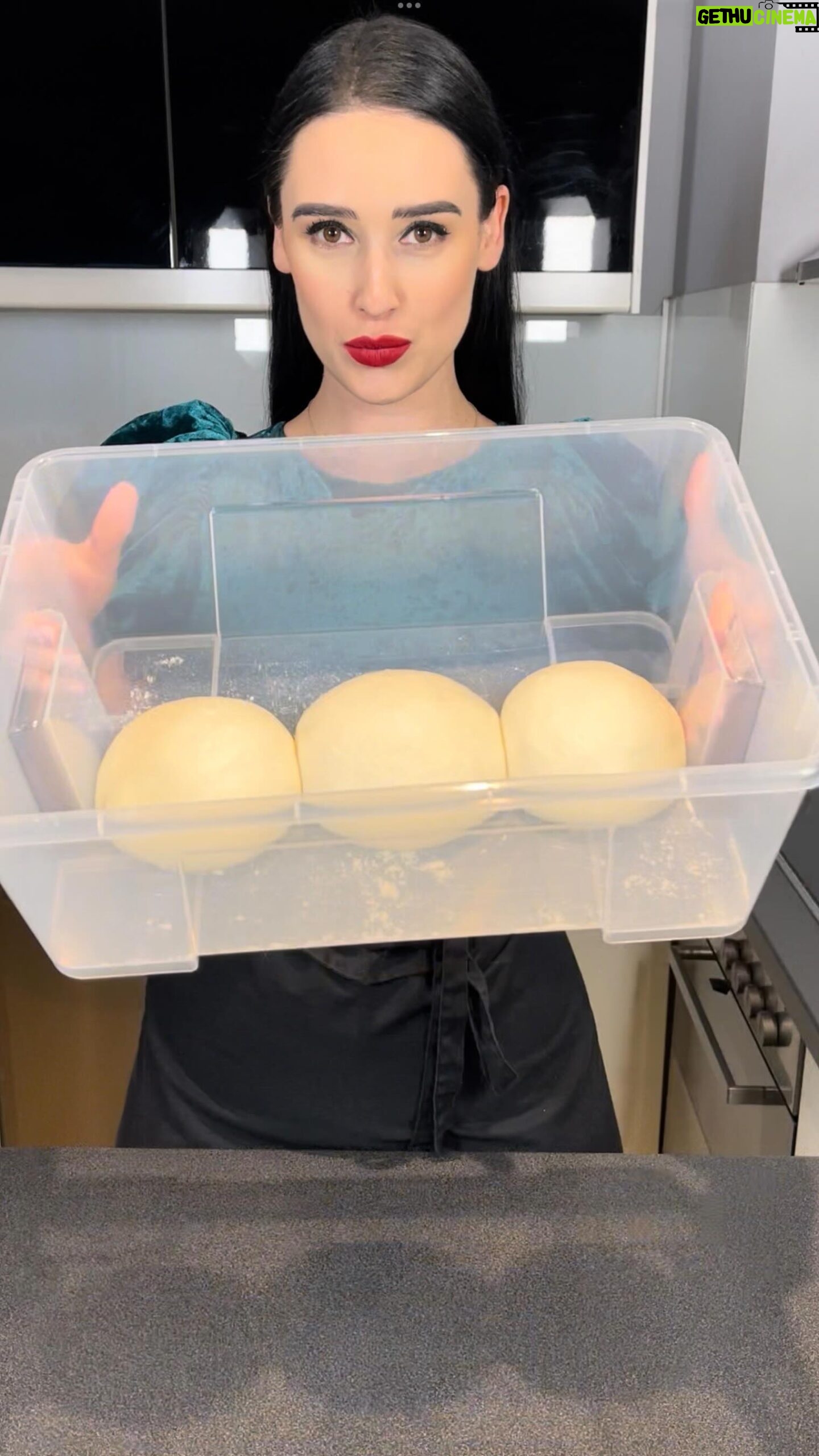 Veronika Danišová Instagram - 🍕Moja prvá PIZZA MARGHERITA🍕 Toto bola moja prvá domáca pizza v živote a bol to pre mňa absolútny #magicmoment Zistenie, že sa to dá no a hlavne to, že celá rodina bola z chuti nadšená. V spojení s Coca-Cola, čo viac? 🍕Množstvo na cesto (v recepte nižšie👇🏻) je rozpočítané tak aby vám z toho vyšli 3 stredné pizzy, verte mi, človeka to chytí a každý člen rodiny si zrazu bude chcieť pripraviť tú svoju. Skvelé je, že keď raz máte nahriatu rúru, tak to ide už ako na páse!😍🍕 #spoluprace @cocacolaczsk #cocacolaczsk #realmagic #CokeAndMeals #recipeformagic Cesto: 500g hladká múka (TIP “00”, protein min.13%) 2g sušené droždie 300ml voda 15g soľ Semolina - na podsypanie Vrch: sugo, čerstvá bazalka, olivový olej a mozzarella V mise spojíme vodu a droždie, voda by nemala byť teplá, stačí aby mala okolo 15 stupňov. Do tejto zmesy začneme pomaly sypať a prevzdušňovať múku tz.spracovávame celý základ rukami. Nakoniec nasypeme do zmesy soľ a všetko dáme do robotu na hák a začneme miešať na malé otáčky. Ak nemáte robota pokračujte ručne, cesto musí byť elastické, nelepivé, hladké a pre kontrolu by malo mať cca 23 stupňov vo vnútri. V tom bode ho vybereme a nechávame prikryté mokrou utierkou (aby neoschlo) kysnúť na 2,5 hodiny. Po uplynutí času ho jemne posypeme múkou a rozdelíme na 3 časti. Každú časť poriadne prepracujem a vytvorím guličku, ktorú dáme kysnúť do uzatvárateľnej nádoby. Guličky zväčšia objem tz. že by ste mali mať dostatočne veľkú nádobu aby sa nezačali pri kysnutí spájať, nechávame odležať 2,5 hodiny. Po poslednom odležaní cesta začínam predohrievať rúru, zapnite ju najviac ako sa dá, moja vytiahla 250 stupňov. V rúre nechajte nahrievať obrátený plech. Pečiaci papier nepoužívame aby sme neizolovali teplo z pekáča a aby bol spodok dobre prepečný. Začneme naťahovať cesto, začneme do neho jemne zachádzať prstami a potom ho strečujeme. Toto zopakujeme cca 3 krát. Na drevené prkno nasypeme semolinu a položíme naň cesto. Začneme ukladať sugo, bazalku, mozzarellu a všetko jemne zalejem olivovým olejom. Pripravenú pizzu okamžite zosuniem z prkna na rozohriaty plech v rúre a pečiem cca 15 minút. Nakrájame a papáme🤤