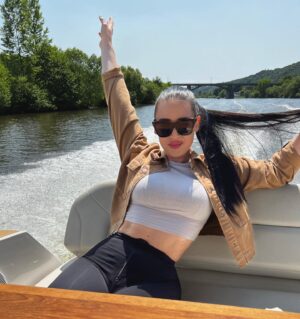 Veronika Danišová Instagram - Aké máte plány na leto? Pochválte sa mi!❤️ #summer #nebesky #2023 ✈️🛥️🏖️